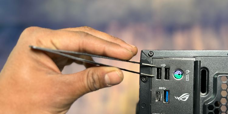 cleaning usb using tweezers