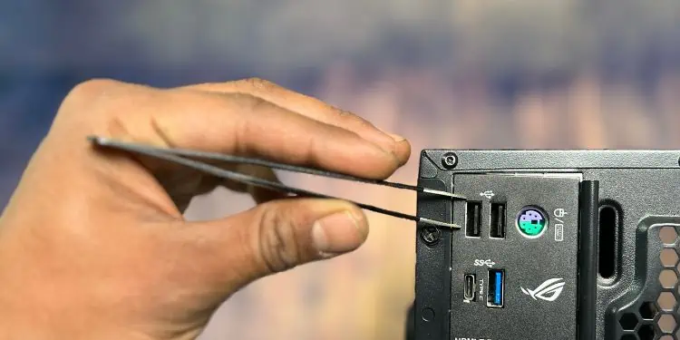 cleaning-usb-using-tweezers