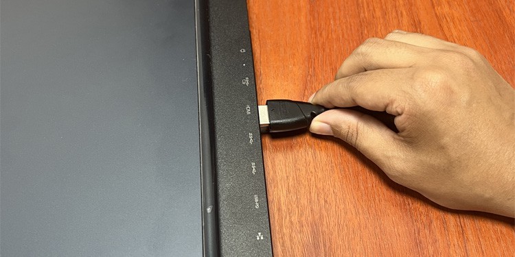 PC Stuck on Boot Screen? Here’s How to Fix It 1 connect-hdmi-to-other-computer