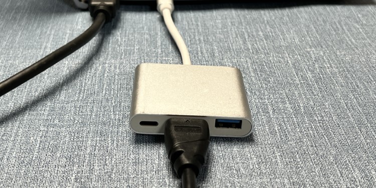 connecting the HDMI port to the adapter 