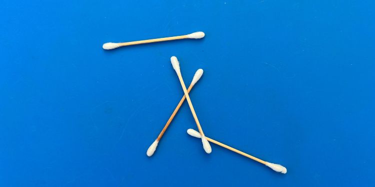 How to Clean USB Port on PC (Comprehensive Guide) 2 cotton buds