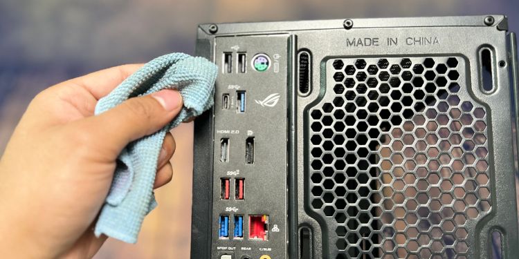 How to Clean USB Port on PC (Comprehensive Guide) 7 do not use old cloth