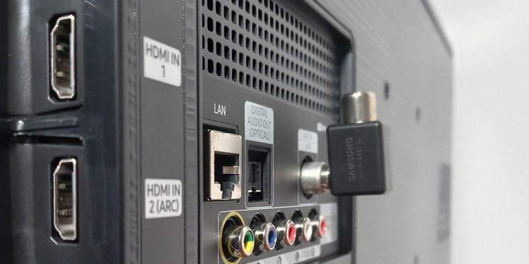 TV Screen Goes Black Randomly? Try These 11 Fixes 5 fix-broken-hdmi-ports-on-tv-1