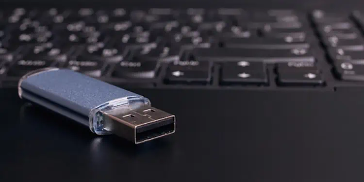 How to Use a USB Flash Drive (Detailed Guide)
