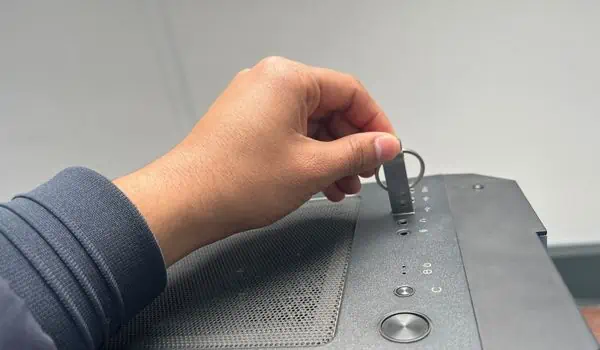 AIO Pump Not Working? Here’s How to Fix It 6 insert-flash-drive-1