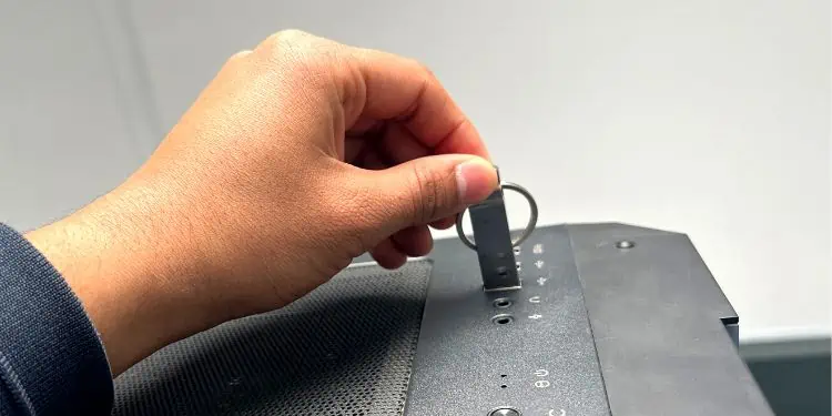 How to Reflash BIOS? (Step-by-Step Guide) 13 insert-flash-drive