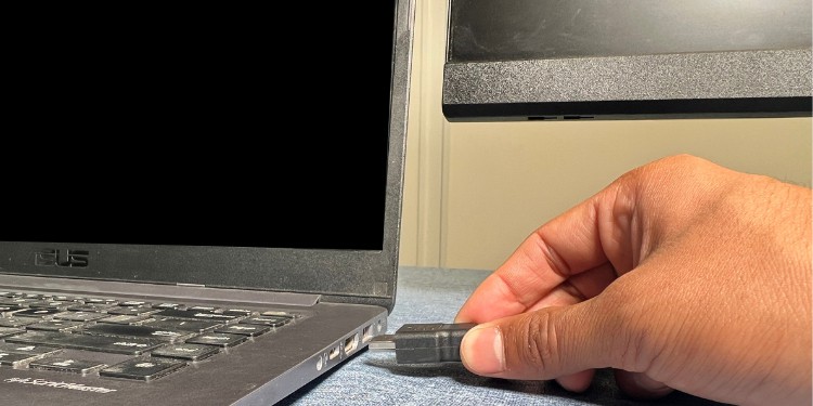 insert hdmi in laptop