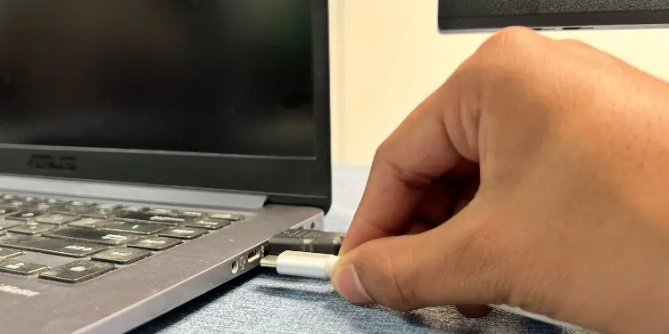 insert-usb-c-to-laptop-port