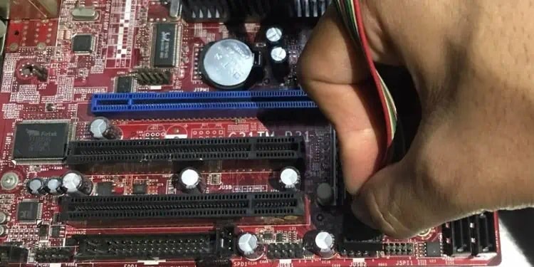 USB Hub Not Working? Here’s How to Fix It 5 inserting jack into usb header