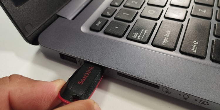 inserting usb