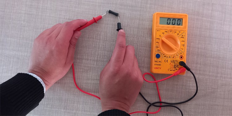 multimeter-reading-while-testing-fuse