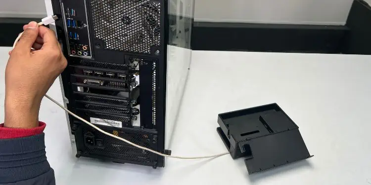 How to Connect Multiple Monitors (Step-By-Step Guide) 14 pc-connection-docking-station