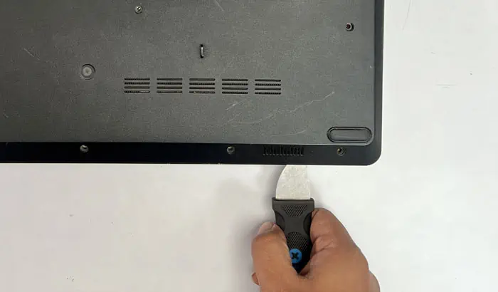 Why is My Dell Laptop Stuck on Dell Screen? How to Fix It 3 pry-laptop-panel