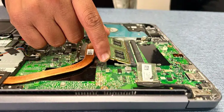 Display Not Working on Laptop? 9 Ways to Fix It 20 pull-ram-stick