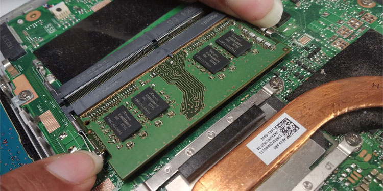 remove-laptop-ram-lock