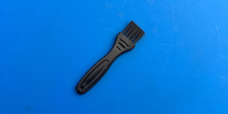 How to Clean USB Port on PC (Comprehensive Guide) 3 small brush with soft bristles