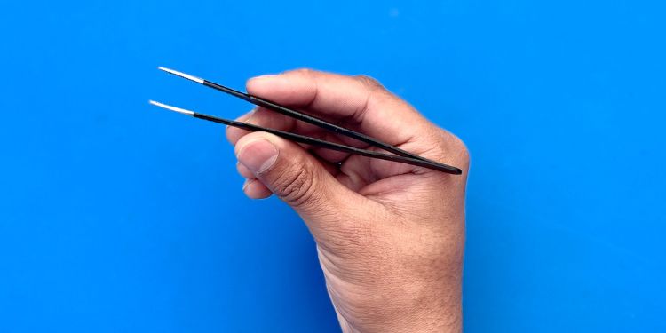 How to Clean USB Port on PC (Comprehensive Guide) 1 tweezers
