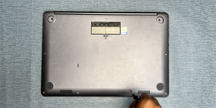 unscrew-laptop