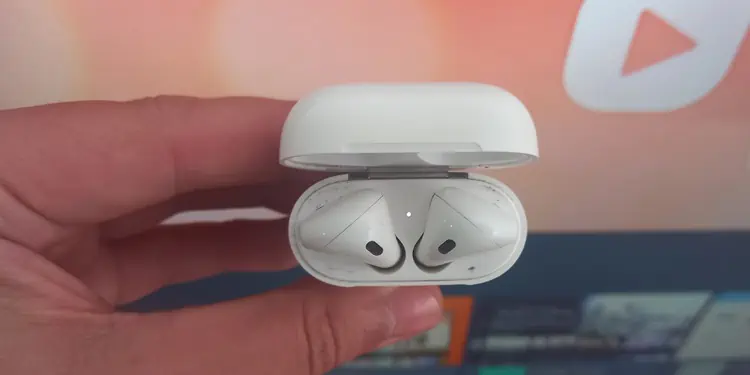 white-light-blinking-on-airpods