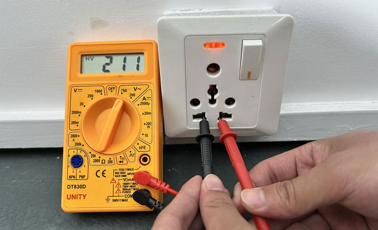 Live-right-neutral-left-voltage