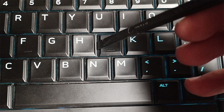 Alienware Keyboard Not Working? Here Are 9 Ways to Fix It 6 alienware keys prying