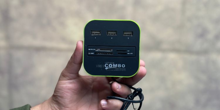 How to Insert a SD Card on PC (Step-by-step Guide) 5 all in one card reader with sd and microsd slots