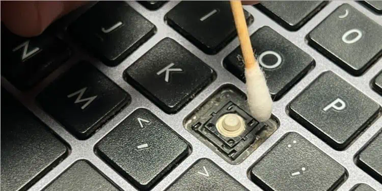 clean-key-hinges-using-cotton-bud