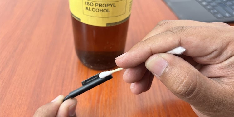 Surface Charger Not Working? Here’re 6 Ways to Fix It 3 clean-surface-charger-pin-iso-propyl-alcohol-swab