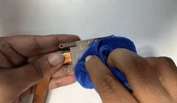 How to Clean a Laptop: Comprehensive Guide 58 clean-thermal-paste-off-heatsink