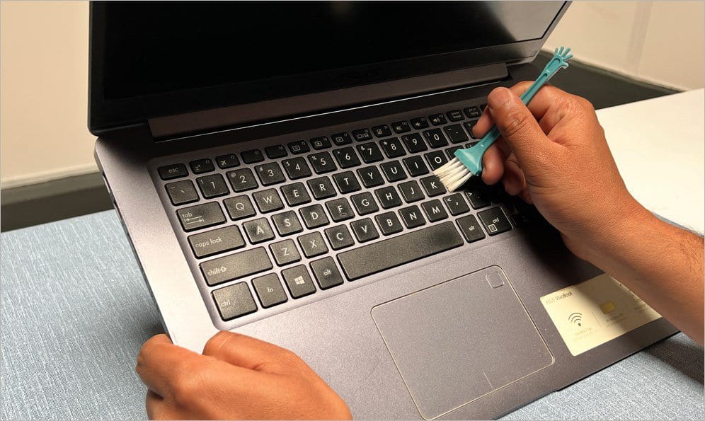 prop laptop