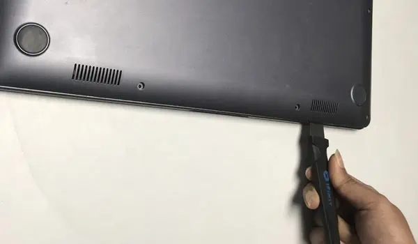 pry-off-laptop-bottom-casing