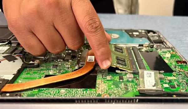 Amber or Orange Light Blinking on Dell Laptop? 16 Ways to Fix It 40 pull-out-ram-stick