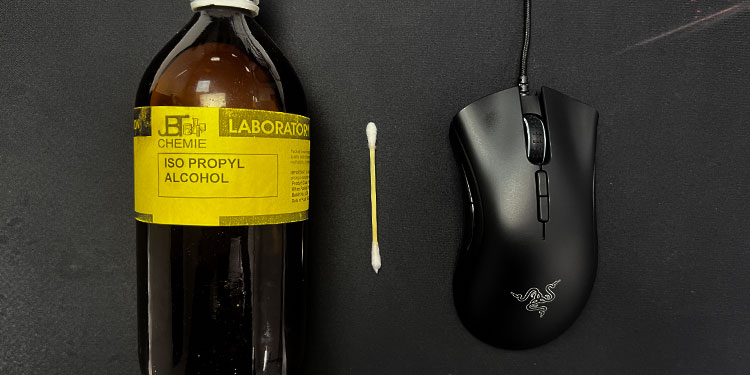 Razer Mouse Not Working? Here're 9 Ways to Fix It 2 razer clean using isopropyl alcohol
