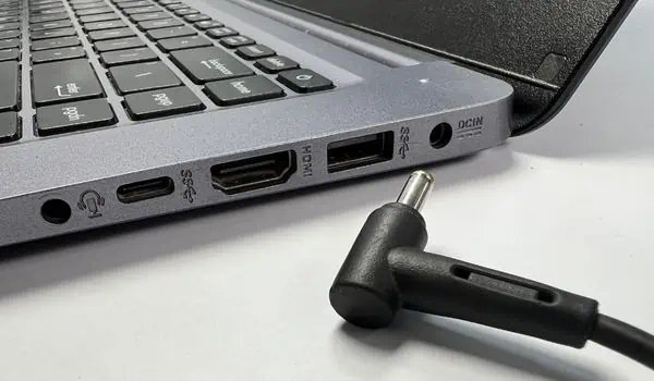 remove-dc-adapter-from-laptop