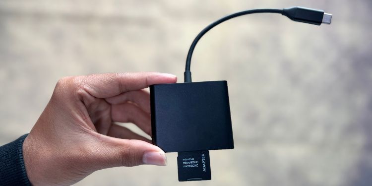 How to Insert a SD Card on PC (Step-by-step Guide) 3 sd card reader adapter