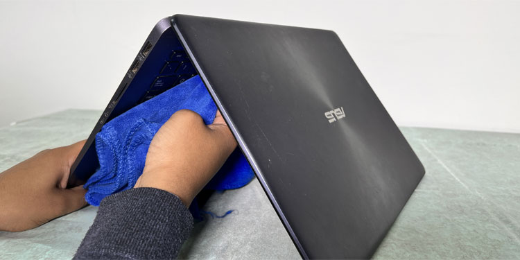Spilled Water on Laptop? Here’s What You Can Do 3 soak-water-from-laptop