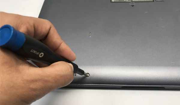 tighten the laptop screws
