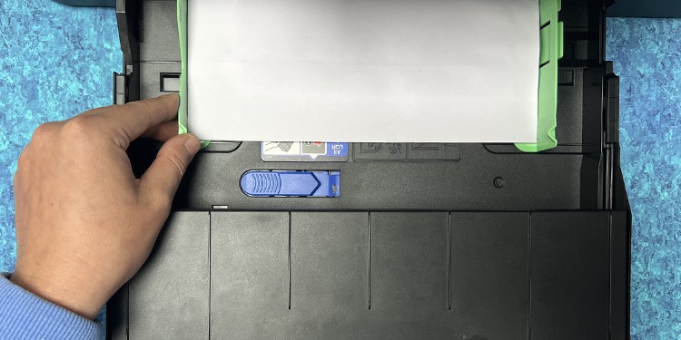 tighten-the-paper-using-guides-in-front-tray