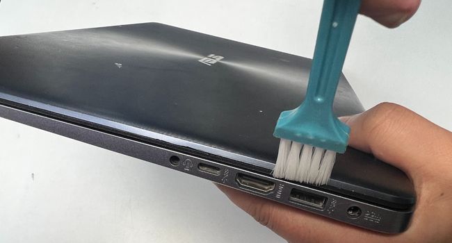 brush cleaning laptop ports