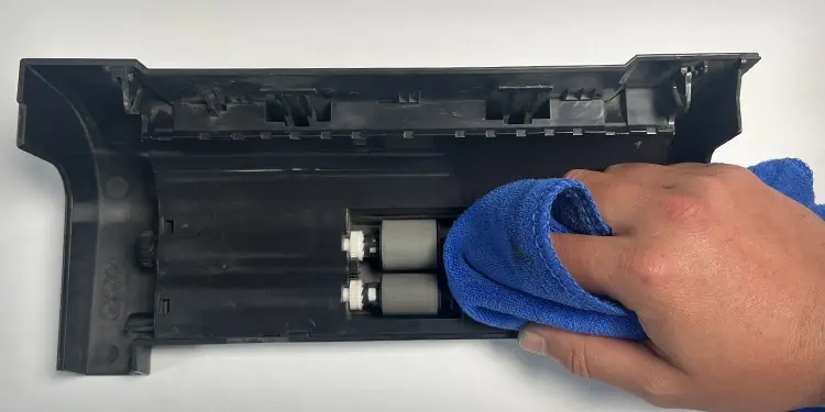How to Clean HP Printer Rollers 13 clean-adf-roller-with-lint-free-cloth