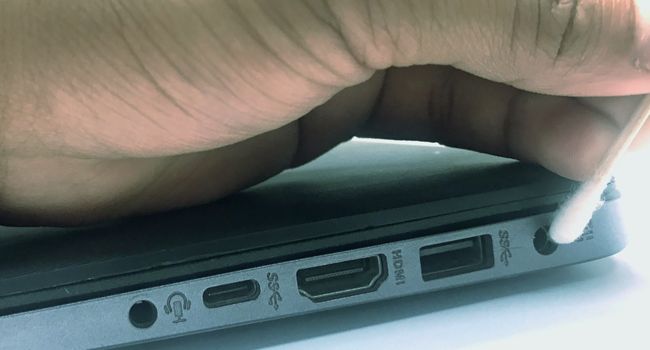 clean laptop port using qtip