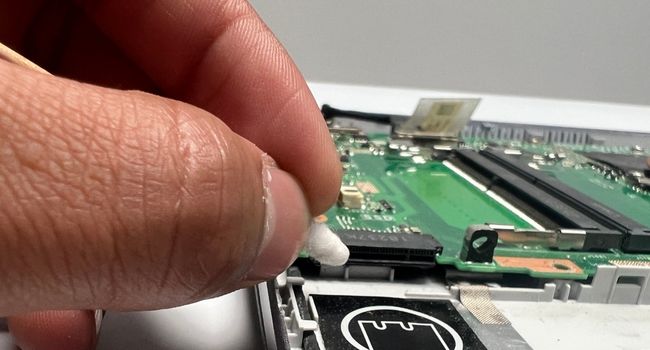 clean ssd slot