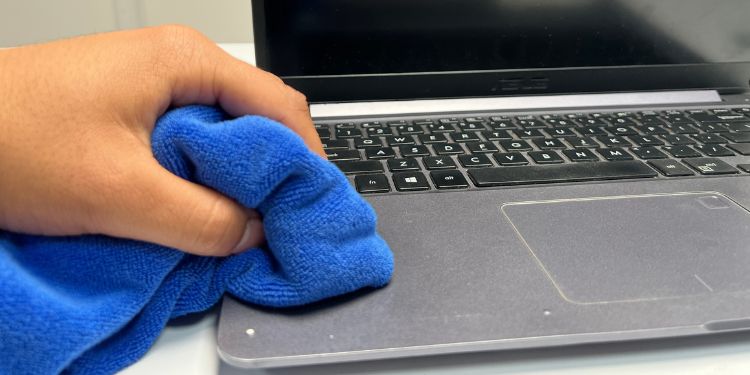 cleaning laptop palm rest