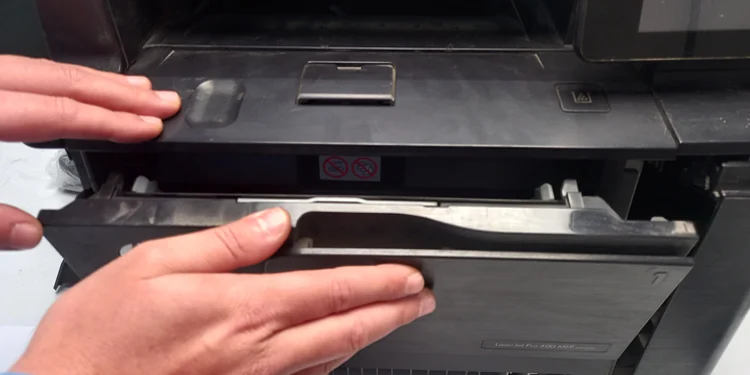 close-front-access-door-in-hp-printer