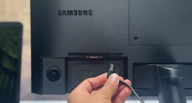 connect monitor power adapter