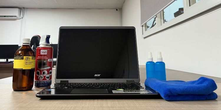 how to clean laptop