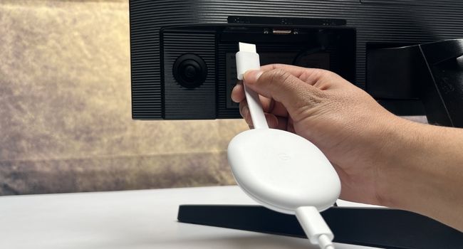 insert chromestick to hdmi port