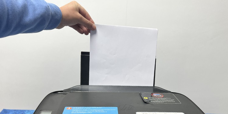 How to Use an HP Printer (Complete Guide) 16 inserting-paper-in-paper-tray