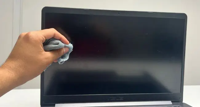 How to Clean a Laptop: Comprehensive Guide 13 laptop-lcd-screen-cleaning