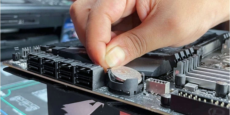 Computer Won't Shut Down? Here're 8 Ways to Fix It 9 remove-and-reinsert-cmos-battery